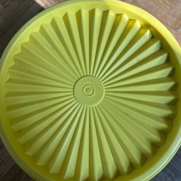Vintage Tupperware canister with sunburst lid in daffodil yellow; large - Picture 5 of 6